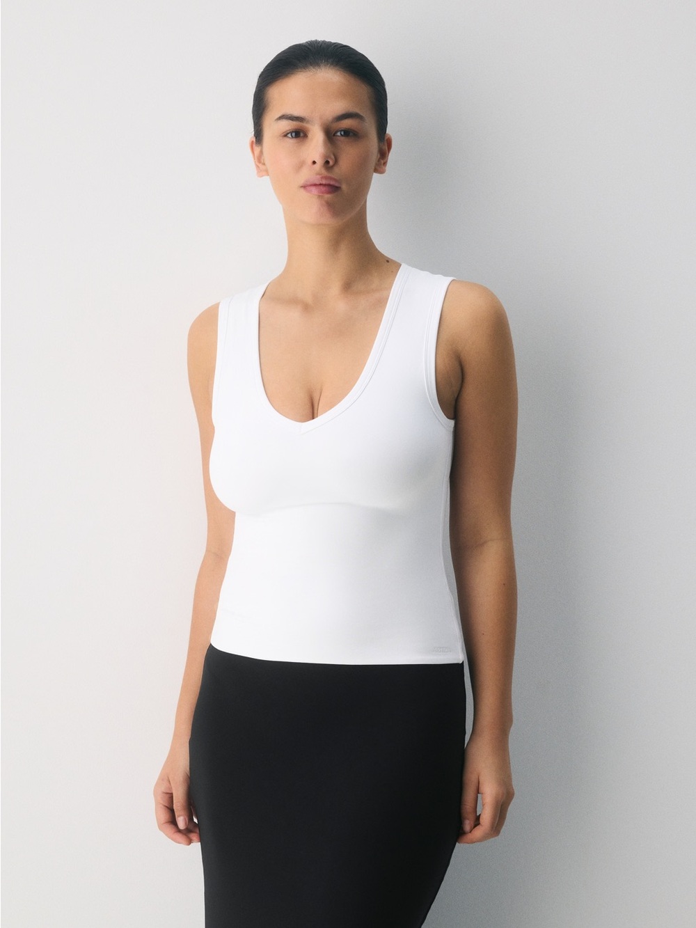 Aritzia Contour White V-Neck Tank Top Medium